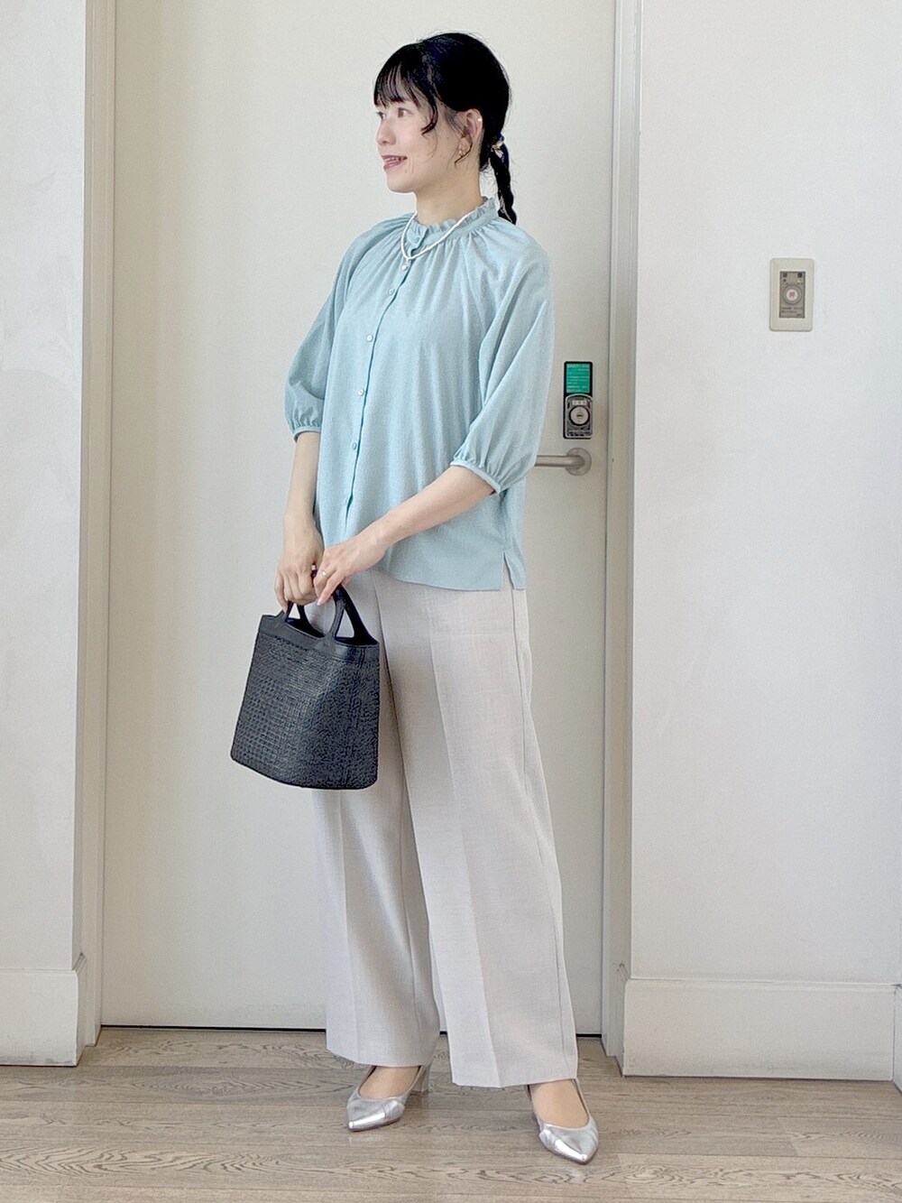 ベージュ系のその他パンツ、グリーン系のシャツ/ブラウス、ブラック系のショルダーバッグを着用したレディースの春コーディネートの7枚目の写真
