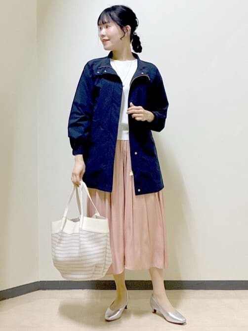 ホワイト系のワンピース、オレンジ系のその他パンツ、シルバー系のパンプスを着用したレディースの春コーディネートの7枚目の写真