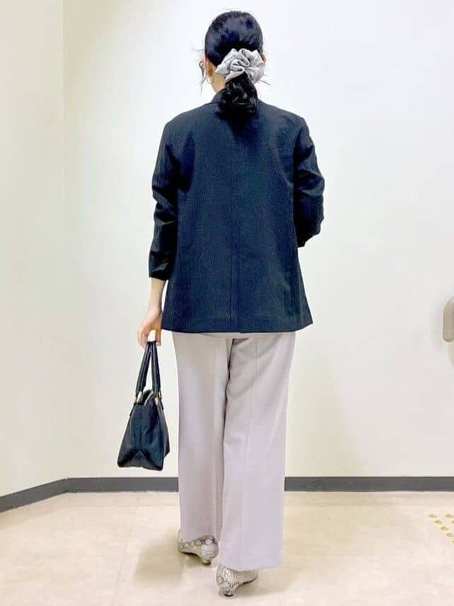 ブラック系のテーラードジャケット、ブラウン系のシャツ/ブラウス、ブラウン系のその他パンツを着用したレディースの夏コーディネートの3枚目の写真