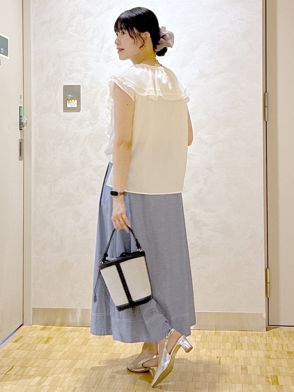 ホワイト系のシャツ/ブラウス、ブルー系のスカート、ホワイト系のカーディガン/ボレロを着用したレディースの夏コーディネートの4枚目の写真