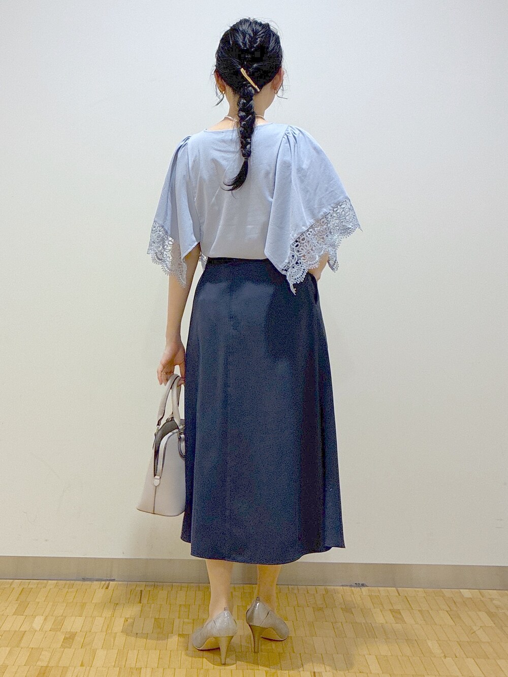 ホワイト系のカーディガン/ボレロ、ブルー系のTシャツ/カットソー、ブルー系のスカートを着用したレディースの春コーディネートの3枚目の写真
