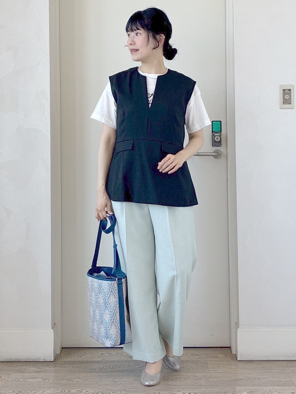 ブラック系のベスト、ホワイト系のTシャツ/カットソー、ホワイト系のタンクトップを着用したレディースの夏コーディネートの7枚目の写真