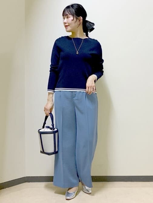 ブルー系のニット/セーター、ブルー系のその他パンツ、グレー系のパーカーを着用したレディースの春コーディネートの6枚目の写真