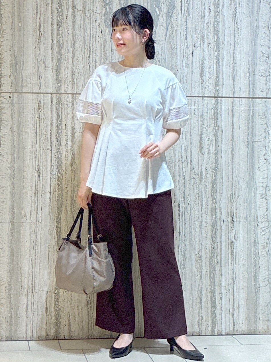 ホワイト系のTシャツ/カットソー、ブラウン系のその他パンツ、ブラウン系のトートバッグを着用したレディースの夏コーディネートの7枚目の写真