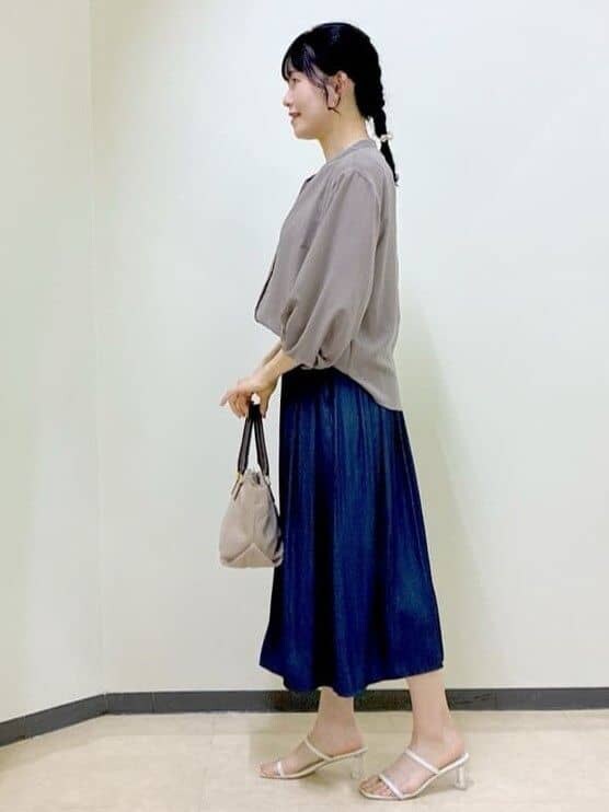 ブラウン系のシャツ/ブラウス、グレー系のタンクトップ、ブルー系のその他パンツを着用したレディースの夏コーディネートの2枚目の写真
