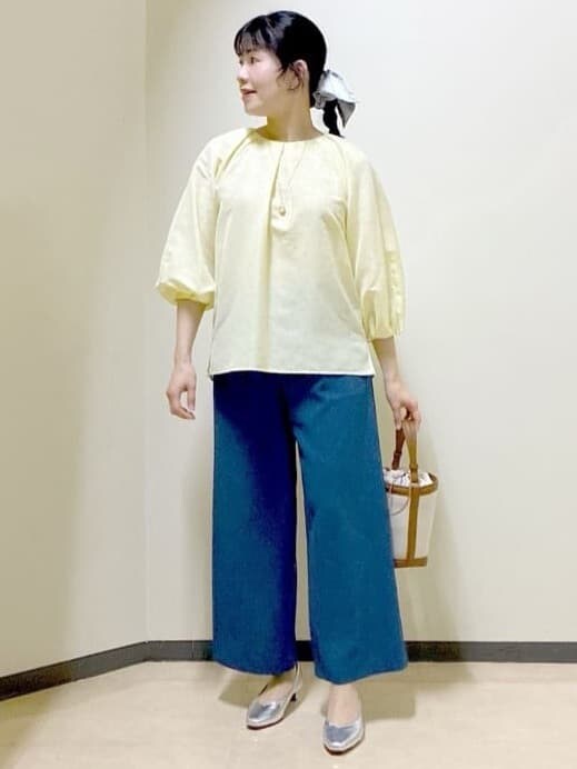 イエロー系のシャツ/ブラウス、シルバー系のパンプス、ブルー系のその他パンツを着用したレディースの冬コーディネートの5枚目の写真