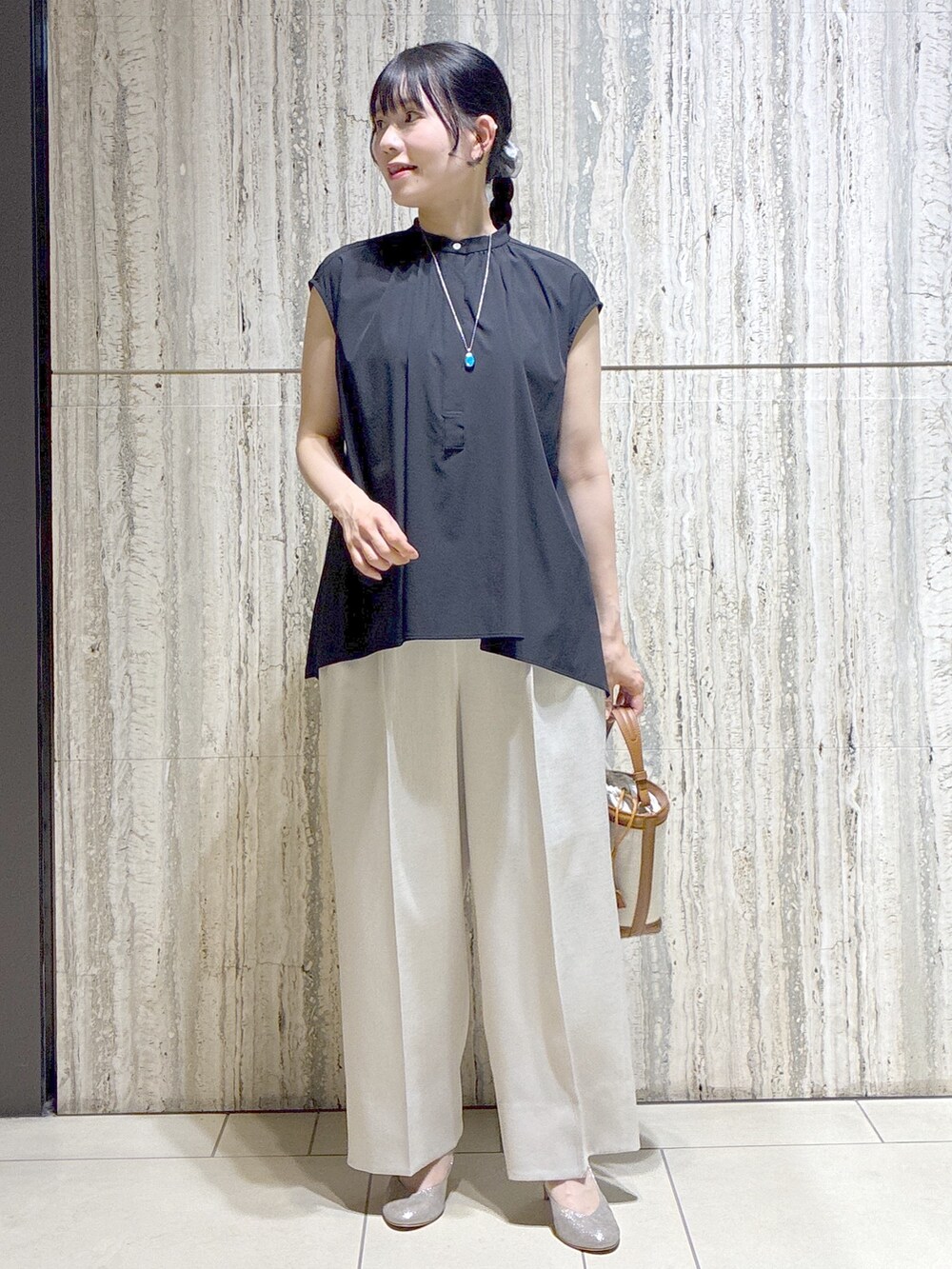 ブラック系のシャツ/ブラウス、ベージュ系のその他パンツ、イエロー系のショルダーバッグを着用したレディースの夏コーディネートの5枚目の写真