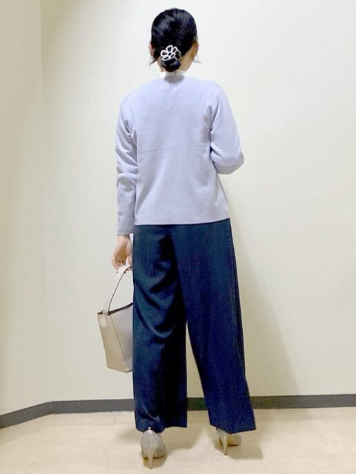 グリーン系のノーカラージャケット、ブルー系のその他パンツ、パープル系のカーディガン/ボレロを着用したレディースの春コーディネートの3枚目の写真