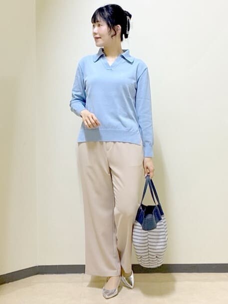 ブルー系のニット/セーター、ベージュ系のその他パンツ、ブルー系のブルゾンを着用したレディースの春コーディネートの6枚目の写真