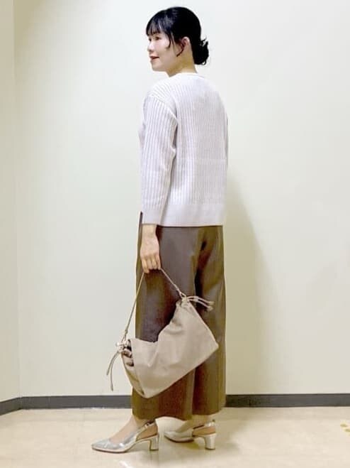グレー系のニット/セーター、ブラウン系のその他パンツ、ベージュ系のショルダーバッグを着用したレディースの冬コーディネートの5枚目の写真