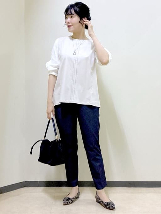 ベージュ系のTシャツ/カットソー、グリーン系のブルゾン、ブルー系のその他パンツを着用したレディースの秋コーディネートの7枚目の写真