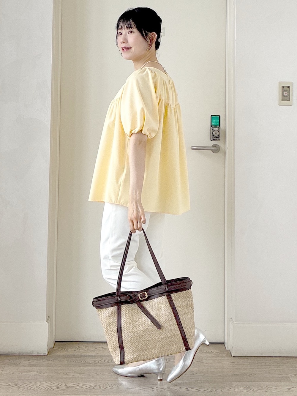 イエロー系のシャツ/ブラウス、ベージュ系のタンクトップ、ホワイト系のその他パンツを着用したレディースの夏コーディネートの4枚目の写真