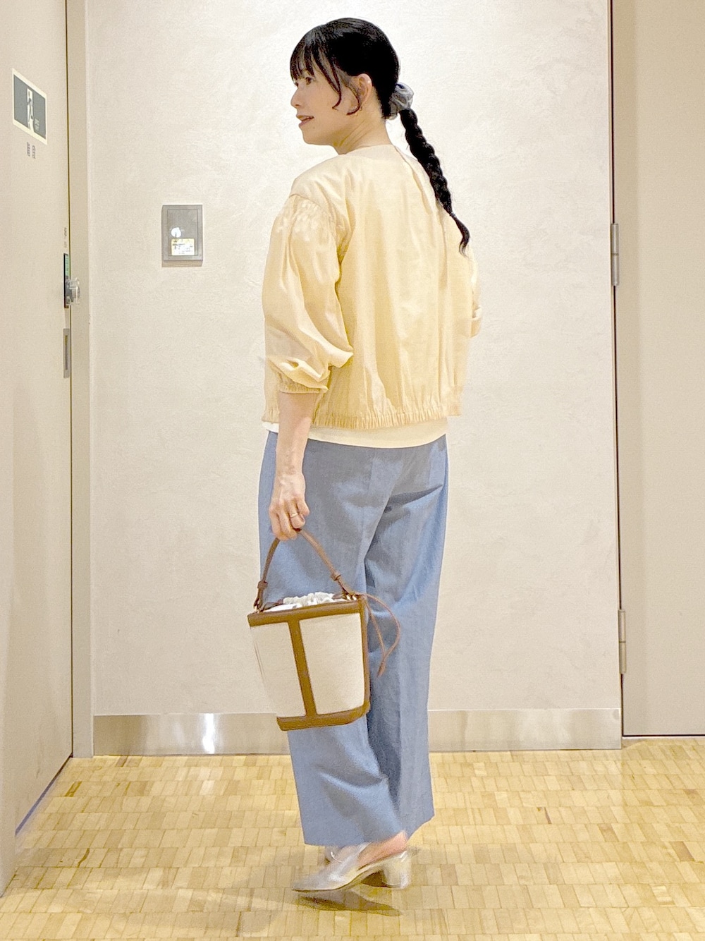 ベージュ系のブルゾン、ホワイト系のTシャツ/カットソー、ブルー系のその他パンツを着用したレディースの夏コーディネートの4枚目の写真