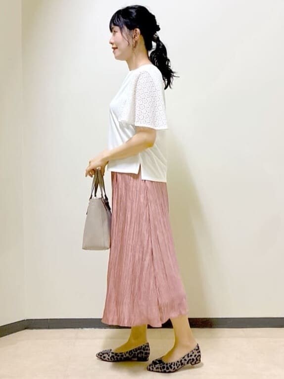 ホワイト系のTシャツ/カットソー、ベージュ系のカーディガン/ボレロ、ピンク系のスカートを着用したレディースの秋コーディネートの2枚目の写真