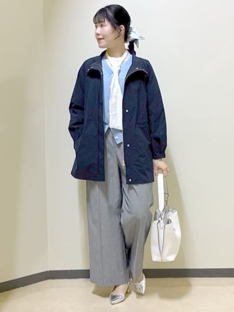 ブラック系のその他パンツ、ブルー系のカーディガン/ボレロ、ピンク系のニット/セーターを着用したレディースの冬コーディネートの5枚目の写真