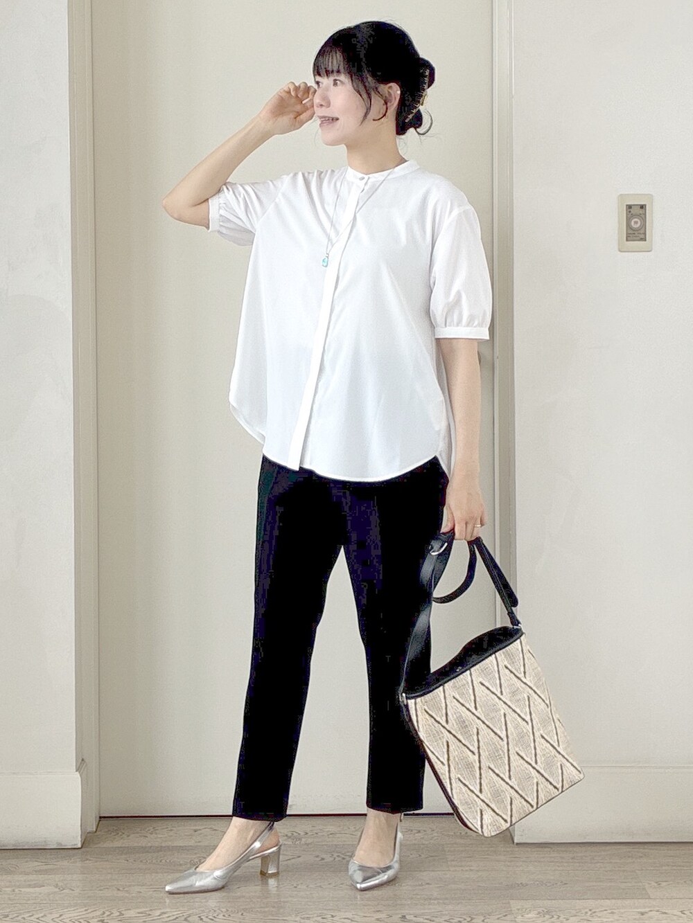 ブラック系のその他パンツ、ブラウン系のカーディガン/ボレロ、ベージュ系のショルダーバッグを着用したレディースの夏コーディネートの5枚目の写真