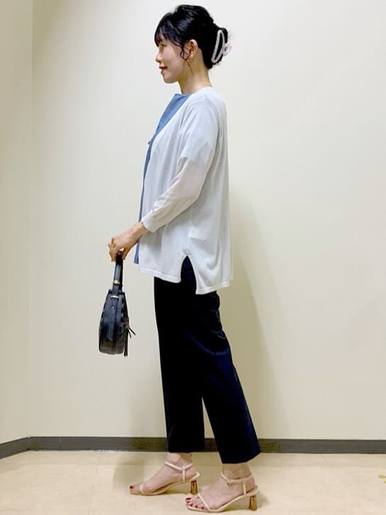 グレー系のカーディガン/ボレロ、ブルー系のシャツ/ブラウス、ブルー系のその他パンツを着用したレディースの夏コーディネートの2枚目の写真