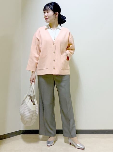 オレンジ系のカーディガン/ボレロ、ホワイト系のシャツ/ブラウス、ベージュ系のその他パンツを着用したレディースの春コーディネートの8枚目の写真