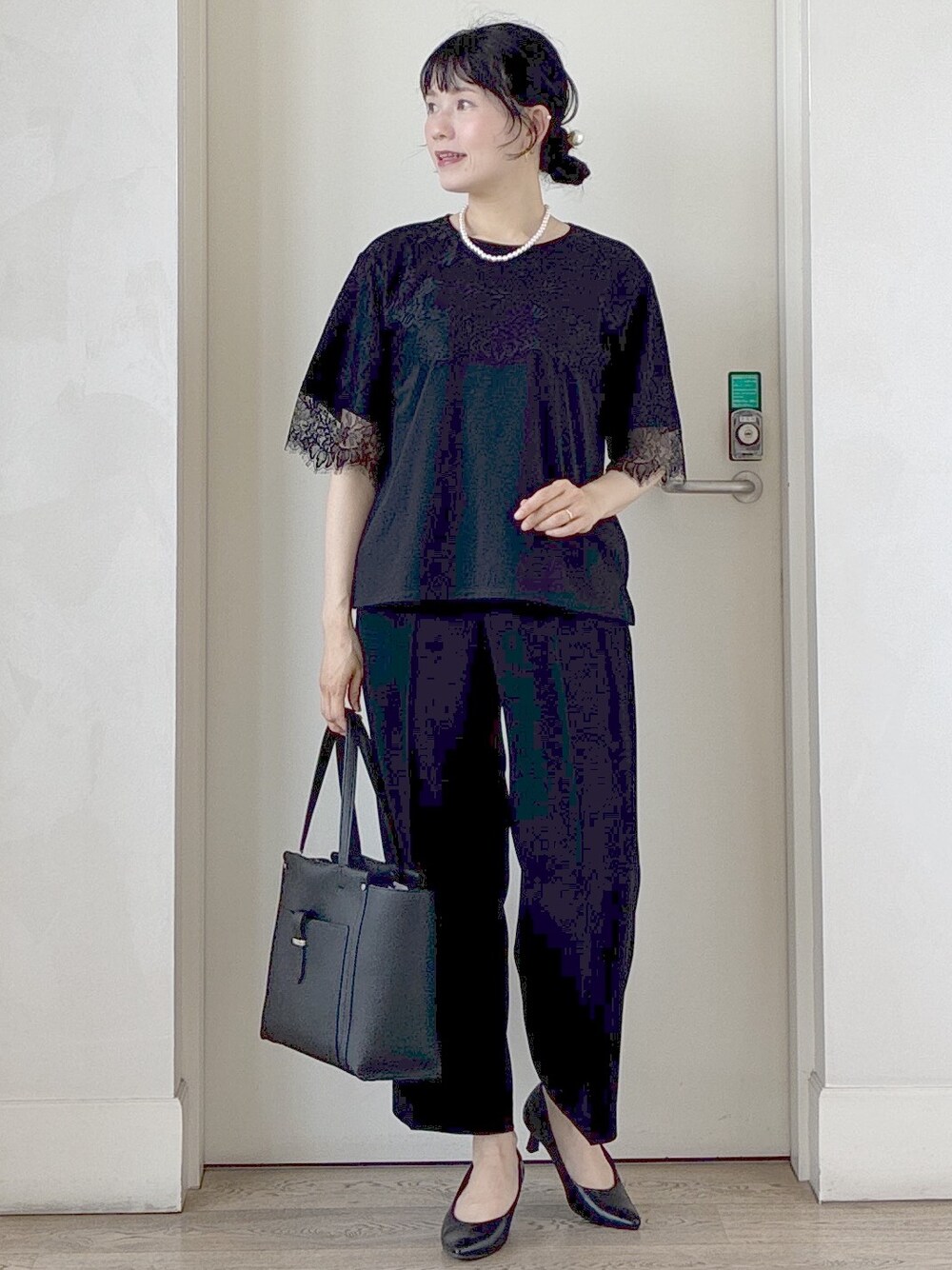 ブラック系のTシャツ/カットソー、ブラック系のその他パンツ、ブラック系のトートバッグを着用したレディースの夏コーディネートの8枚目の写真