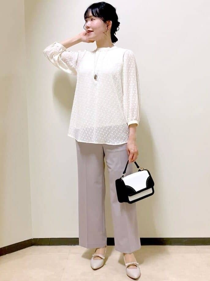 ベージュ系のシャツ/ブラウス、ブラウン系のその他パンツ、ブルー系のピーコートを着用したレディースの春コーディネートの7枚目の写真