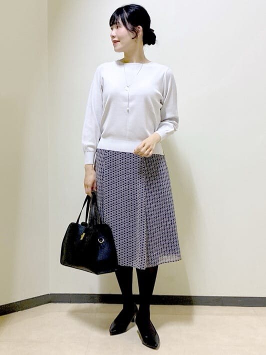 グレー系のカーディガン/ボレロ、グレー系のニット/セーター、ブルー系のスカートを着用したレディースの冬コーディネートの3枚目の写真