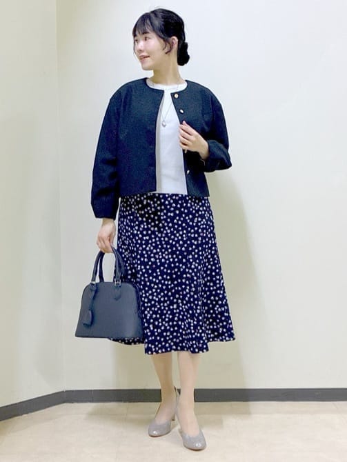 ブルー系のノーカラージャケット、グレー系のニット/セーター、ブルー系のスカートを着用したレディースの冬コーディネートの5枚目の写真
