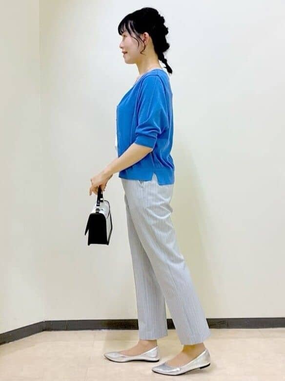 ブルー系のカーディガン/ボレロ、ホワイト系のタンクトップ、グレー系のその他パンツを着用したレディースの夏コーディネートの2枚目の写真