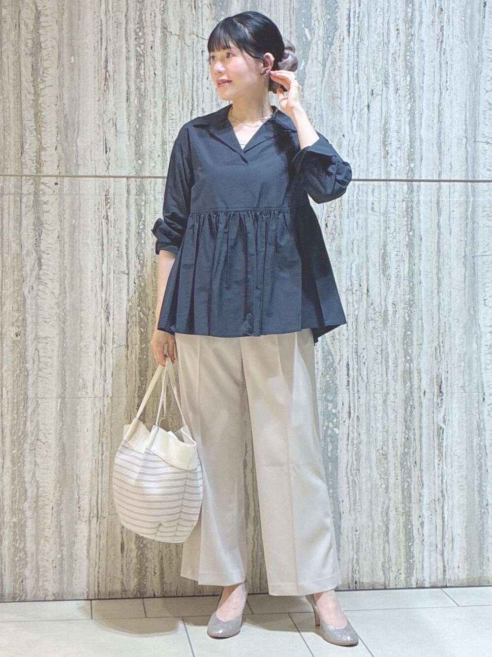 ブルー系のシャツ/ブラウス、グレー系のタンクトップ、ベージュ系のトートバッグを着用したレディースの夏コーディネートの6枚目の写真
