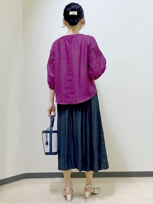 ピンク系のシャツ/ブラウス、グレー系のその他パンツ、ブルー系のショルダーバッグを着用したレディースの冬コーディネートの3枚目の写真