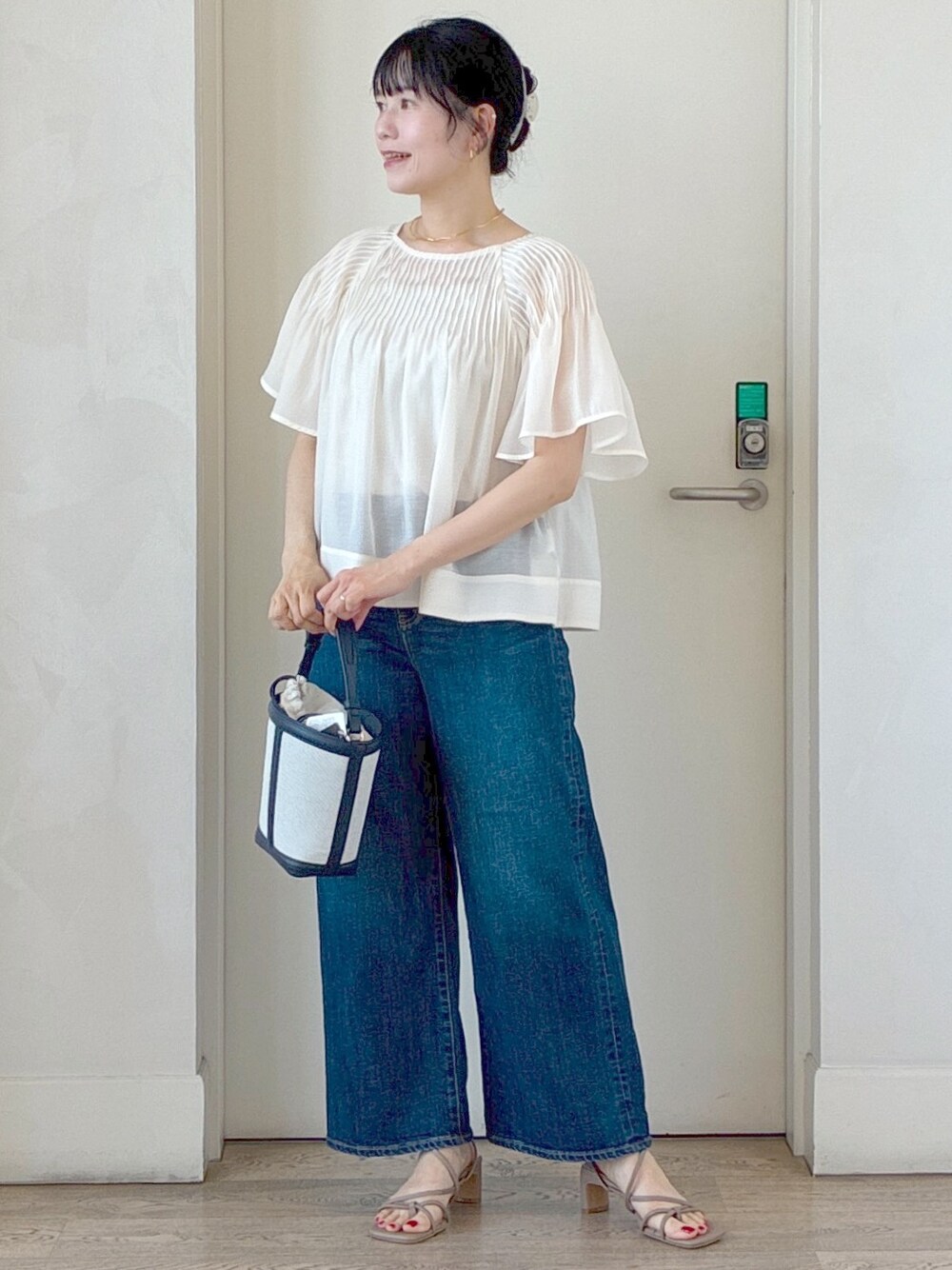ホワイト系のシャツ/ブラウス、ベージュ系のタンクトップ、ブルー系のデニムパンツを着用したレディースの夏コーディネートの7枚目の写真