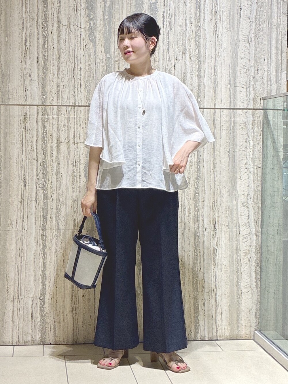 ホワイト系のシャツ/ブラウス、ブルー系のその他パンツ、ブルー系のショルダーバッグを着用したレディースの夏コーディネートの7枚目の写真