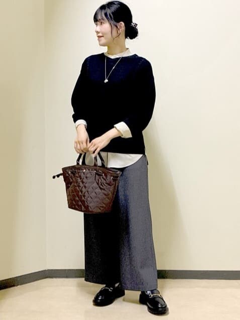 ブラック系のニット/セーター、ベージュ系のシャツ/ブラウス、ブルー系のその他パンツを着用したレディースの秋コーディネートの6枚目の写真
