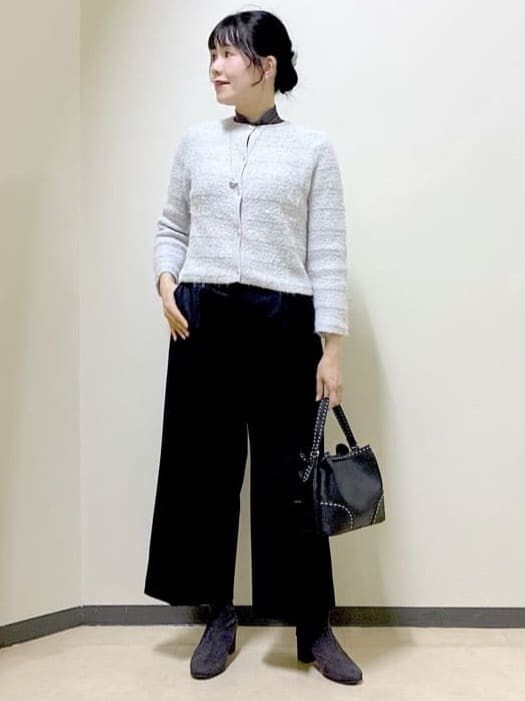 グレー系のカーディガン/ボレロ、グレー系のニット/セーター、ブラック系のその他パンツを着用したレディースの冬コーディネートの6枚目の写真