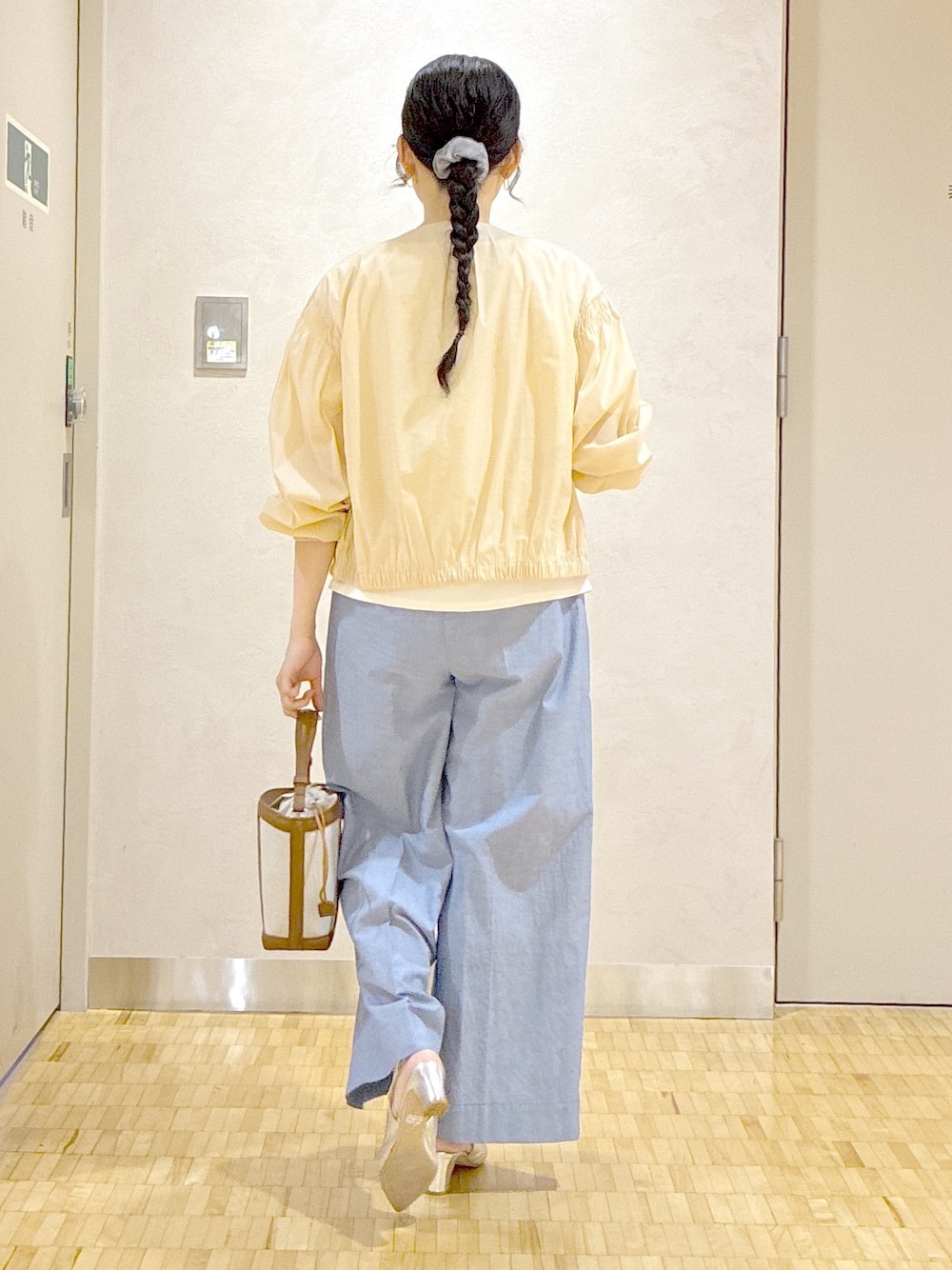 ベージュ系のブルゾン、ホワイト系のTシャツ/カットソー、ブルー系のその他パンツを着用したレディースの夏コーディネートの3枚目の写真