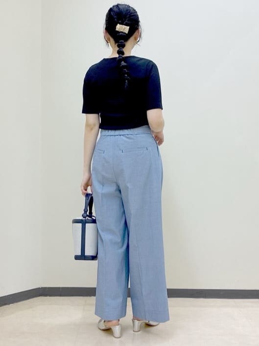 ホワイト系のシャツ/ブラウス、ブラック系のTシャツ/カットソー、ブルー系のその他パンツを着用したレディースの春コーディネートの3枚目の写真