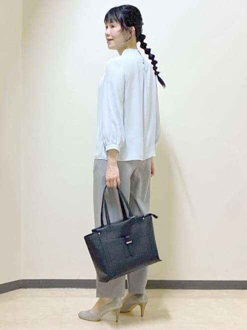 グレー系のその他パンツ、ブルー系のシャツ/ブラウス、ブルー系のテーラードジャケットを着用したレディースの春コーディネートの4枚目の写真