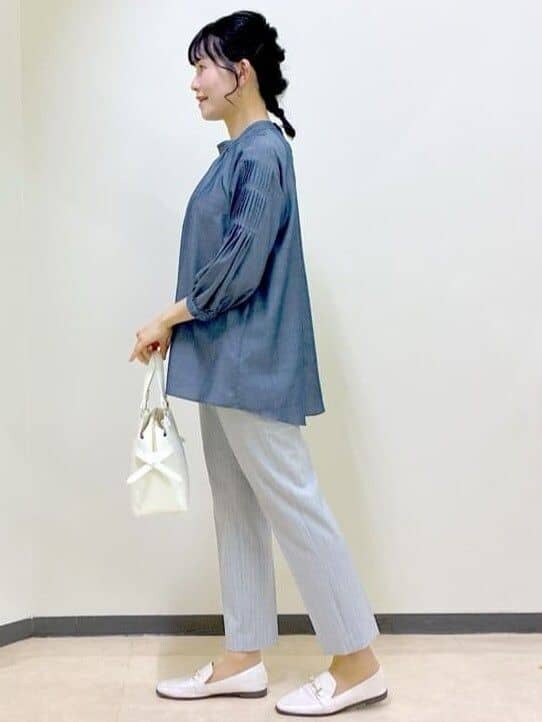 ブルー系のシャツ/ブラウス、グレー系のその他パンツ、ホワイト系のトートバッグを着用したレディースの夏コーディネートの2枚目の写真