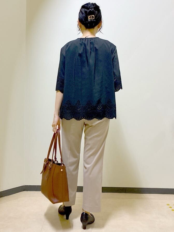 ブラック系のシャツ/ブラウス、ベージュ系のその他パンツ、ブラウン系のトートバッグを着用したレディースの夏コーディネートの3枚目の写真