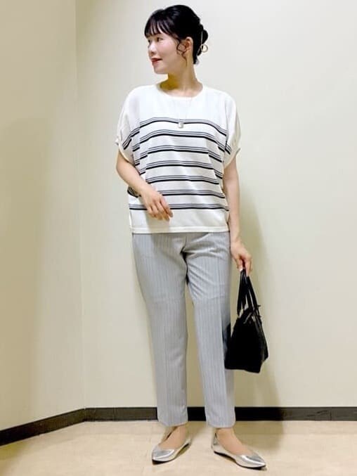 ホワイト系のニット/セーター、グレー系のその他パンツ、ブラウン系のスカートを着用したレディースの夏コーディネートの5枚目の写真