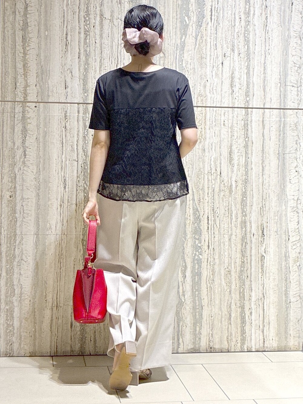 ブラック系のTシャツ/カットソー、ベージュ系のその他パンツ、レッド系のトートバッグを着用したレディースの夏コーディネートの3枚目の写真