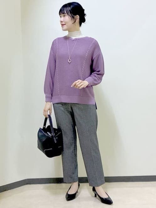 ピンク系のニット/セーター、ベージュ系のニット/セーター、ブラック系のその他パンツを着用したレディースの冬コーディネートの5枚目の写真