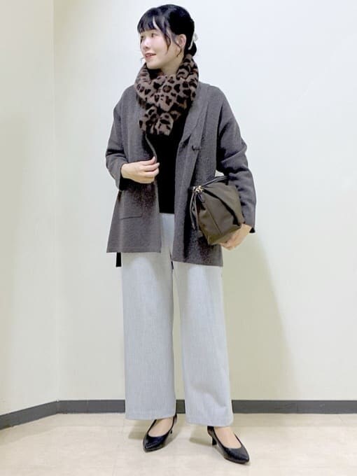 ブラウン系のカーディガン/ボレロ、ブラック系のニット/セーター、グレー系のその他パンツを着用したレディースの冬コーディネートの6枚目の写真