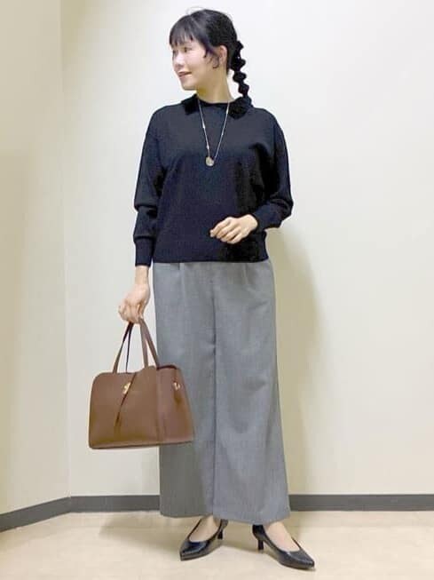 ブラック系のニット/セーター、グレー系のその他パンツ、ブラウン系のボストンバッグを着用したレディースの冬コーディネートの5枚目の写真