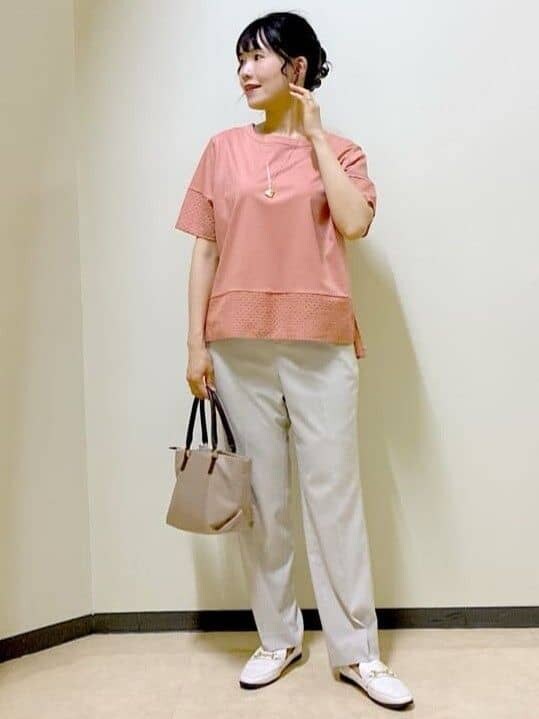 オレンジ系のTシャツ/カットソー、ベージュ系のその他パンツ、ベージュ系のトートバッグを着用したレディースの夏コーディネートの6枚目の写真