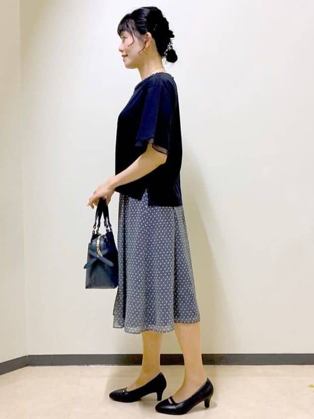 ブルー系のTシャツ/カットソー、ブルー系のスカート、ブルー系のトートバッグを着用したレディースの夏コーディネートの2枚目の写真