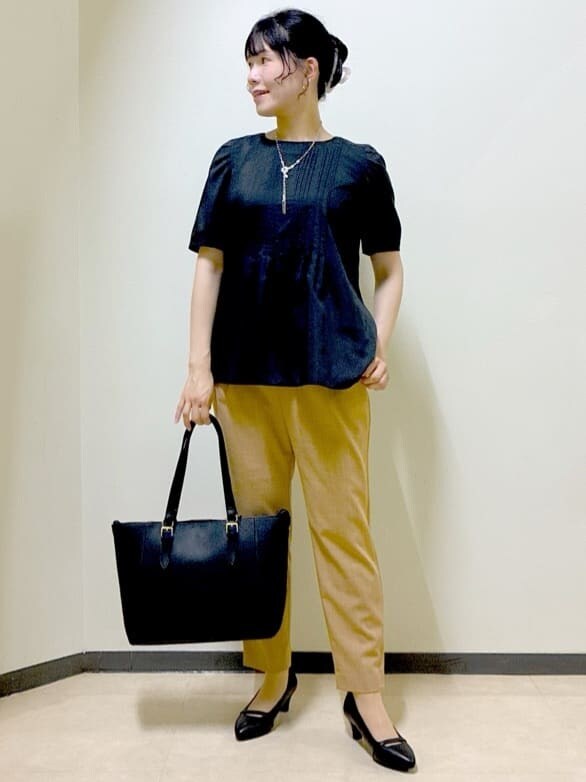 ホワイト系のシャツ/ブラウス、イエロー系のその他パンツ、ブラウン系のトートバッグを着用したレディースの秋コーディネートの8枚目の写真