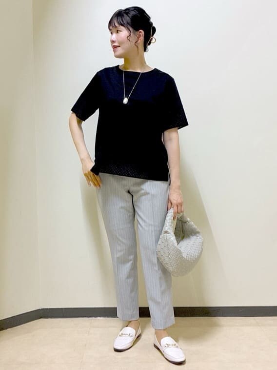 ブラック系のTシャツ/カットソー、イエロー系のその他パンツ、グレー系のその他パンツを着用したレディースの夏コーディネートの9枚目の写真