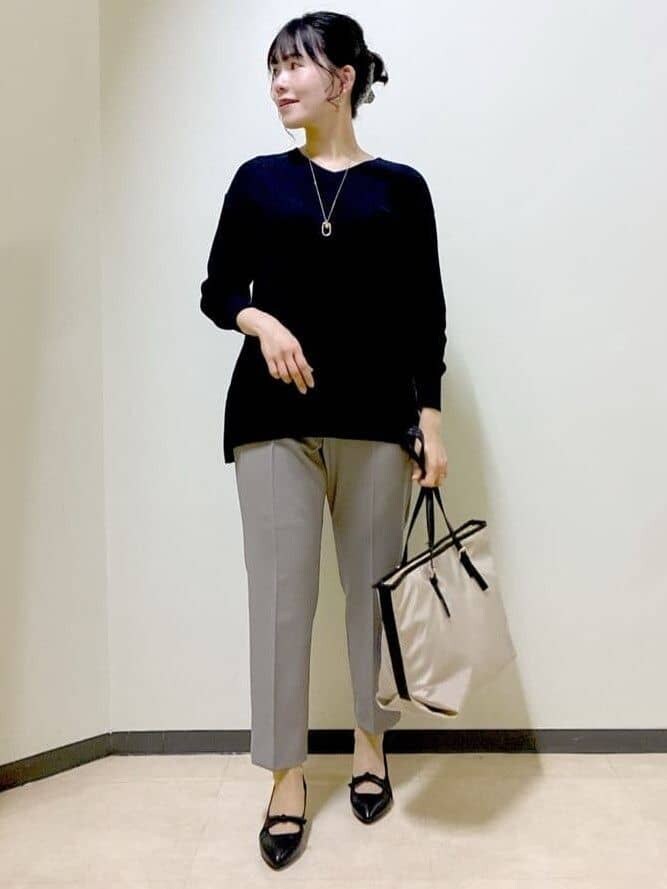 ブルー系のニット/セーター、ブラウン系のその他パンツ、ベージュ系のトートバッグを着用したレディースの春コーディネートの5枚目の写真