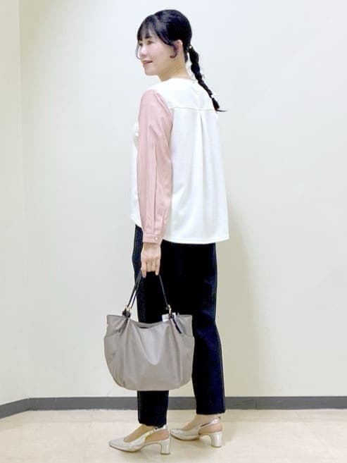 ホワイト系のTシャツ/カットソー、ブラック系のその他パンツ、ベージュ系のステンカラーコートを着用したレディースの冬コーディネートの3枚目の写真