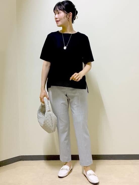 ブラック系のTシャツ/カットソー、グレー系のその他パンツ、イエロー系のその他パンツを着用したレディースの夏コーディネートの6枚目の写真